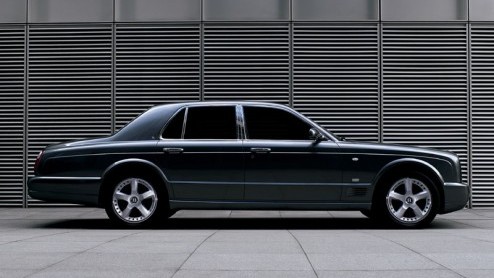 Bentley heeft besloten om zijn limousine, de Arnage van wat extra pks te voorzien. Liefst 43 trappelende paarden krijgt de Bentley erbij in modeljaar 2007.