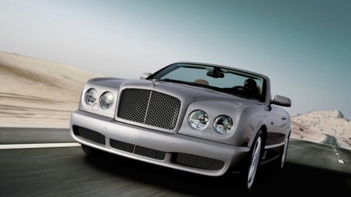 Vandaag verwelkomen we de Bentley Azure T. Deze stijlvolle Brit staat klaar voor wie de minder potente Azure net even te minnetjes vindt. Voornamelijk werd er onder de motorkap gesleuteld. Tijdens de 