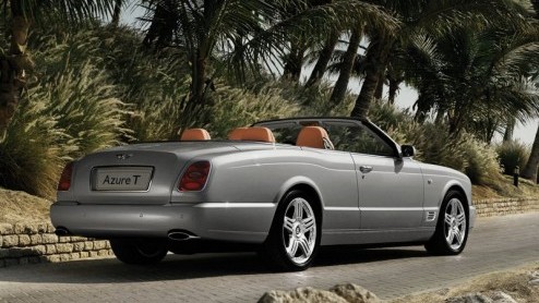 Vandaag verwelkomen we de Bentley Azure T. Deze stijlvolle Brit staat klaar voor wie de minder potente Azure net even te minnetjes vindt. Voornamelijk werd er onder de motorkap gesleuteld. Tijdens de 