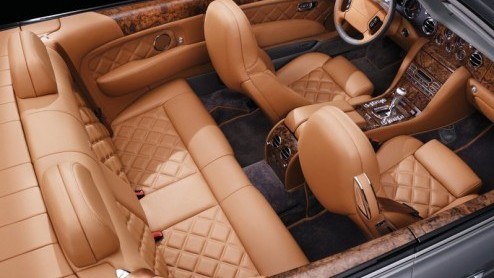 Vandaag verwelkomen we de Bentley Azure T. Deze stijlvolle Brit staat klaar voor wie de minder potente Azure net even te minnetjes vindt. Voornamelijk werd er onder de motorkap gesleuteld. Tijdens de 
