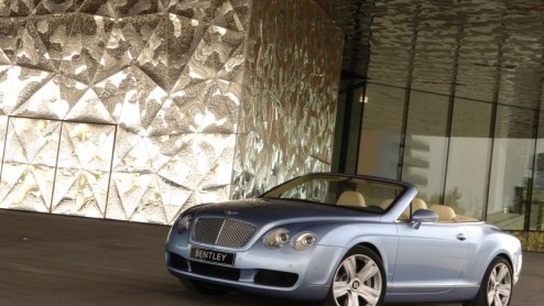 Bentley introduceert op de autoshow van New York een logische uitbreiding van de Continental familie. De GTC is de cabrio op basis van de GT, en wat een plaatje is het.