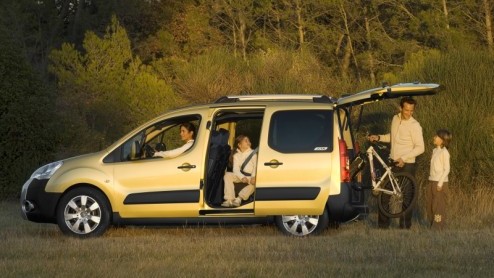 De in januari getoonde nieuwe Citron Berlingo maakt half mei zijn opwachting bij de dealers. Daarom zijn de prijzen van deze nieuwe ruimtelijke Fransman bekendgemaakt, die beginnen vanaf 16.690 euro.