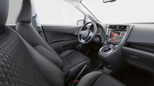 Toyota heeft de Verso-S van een bescheiden facelift voorzien. De makeover is in lijn met Toyotas Keen Look-designfilosofie, ingezet met de vernieuwde Auris in 2012.