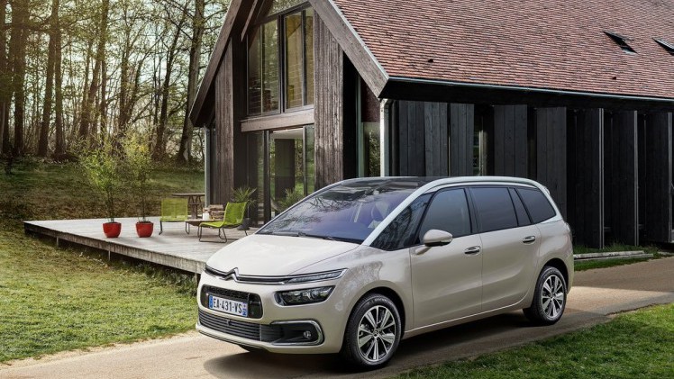 Recent ondergingen de Citron C4 Picasso en grotere broer Grand C4 Picasso een subtiele facelift, waarbij verschillende zaken werden aangepakt. AutoVandaag gaat met de Grand op pad voor een rijtest.