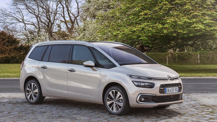 Recent ondergingen de Citron C4 Picasso en grotere broer Grand C4 Picasso een subtiele facelift, waarbij verschillende zaken werden aangepakt. AutoVandaag gaat met de Grand op pad voor een rijtest.