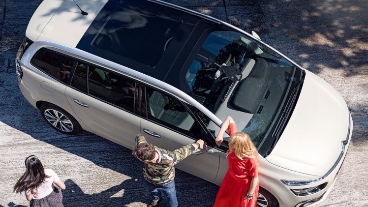 Recent ondergingen de Citron C4 Picasso en grotere broer Grand C4 Picasso een subtiele facelift, waarbij verschillende zaken werden aangepakt. AutoVandaag gaat met de Grand op pad voor een rijtest.