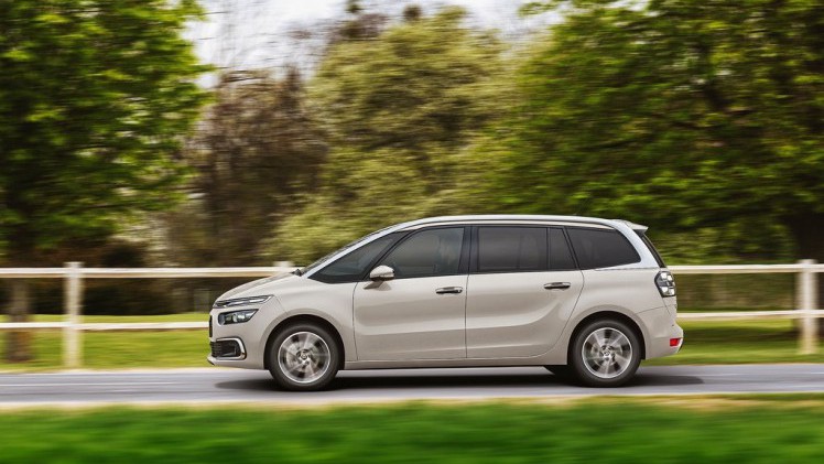 Recent ondergingen de Citron C4 Picasso en grotere broer Grand C4 Picasso een subtiele facelift, waarbij verschillende zaken werden aangepakt. AutoVandaag gaat met de Grand op pad voor een rijtest.
