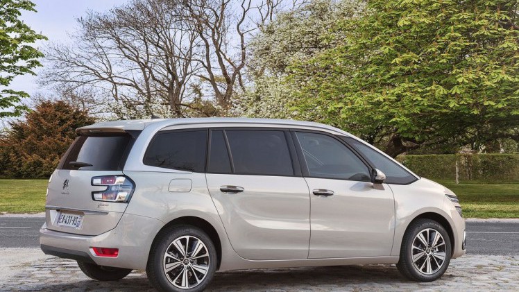 Recent ondergingen de Citron C4 Picasso en grotere broer Grand C4 Picasso een subtiele facelift, waarbij verschillende zaken werden aangepakt. AutoVandaag gaat met de Grand op pad voor een rijtest.