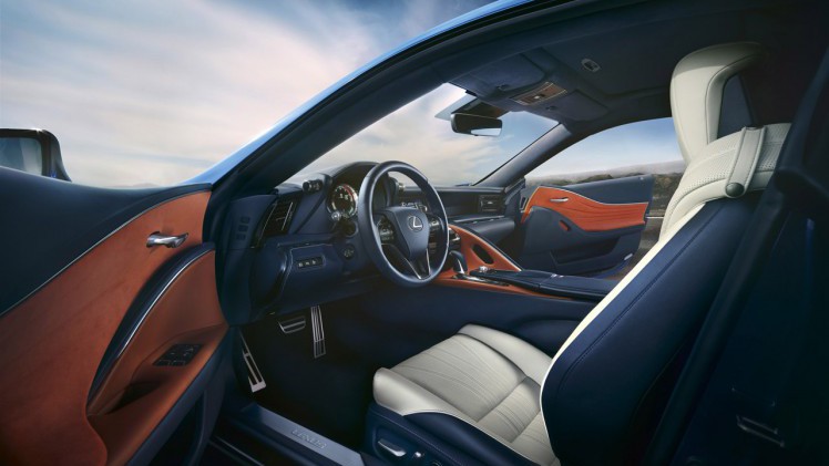 Lexus levert een zeer bijzondere, intens blauwe lak op een speciale editie van de LC 500h.