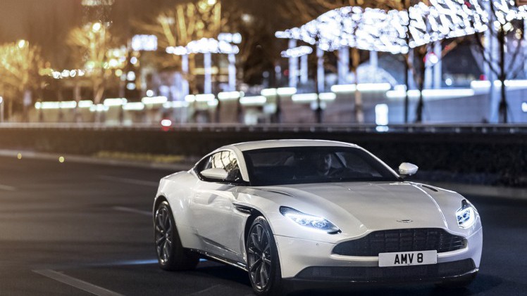 Naast de bestaande V12 lanceert Aston Martin een 4 liter biturbo V8 in de DB11.