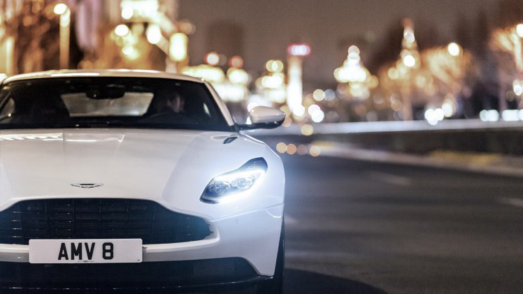 Naast de bestaande V12 lanceert Aston Martin een 4 liter biturbo V8 in de DB11.
