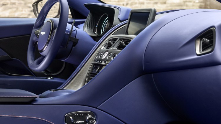 Naast de bestaande V12 lanceert Aston Martin een 4 liter biturbo V8 in de DB11.