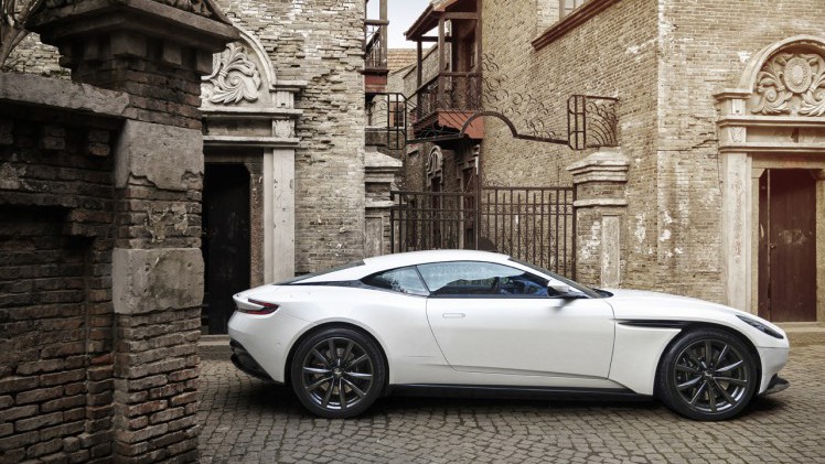 Naast de bestaande V12 lanceert Aston Martin een 4 liter biturbo V8 in de DB11.