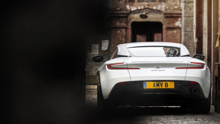 Naast de bestaande V12 lanceert Aston Martin een 4 liter biturbo V8 in de DB11.