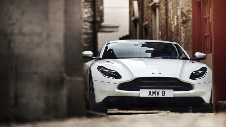 Naast de bestaande V12 lanceert Aston Martin een 4 liter biturbo V8 in de DB11.