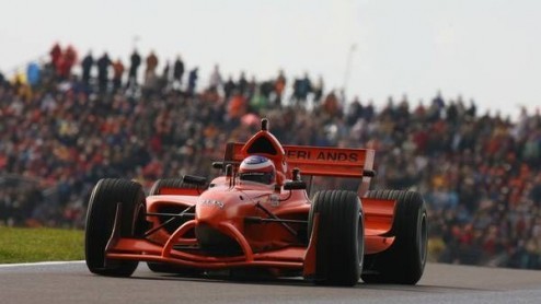 Wat gebeurt er met een jongen van 24 jaar die drie jaar lang niet in competitieverband met een single seater heeft gereden als hij op dinsdag te horen krijgt dat hij zondag mag rijden in de allereerst