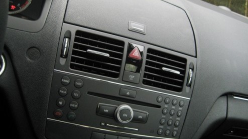 Mercedes introduceerde vorig jaar de nieuwe C-Klasse. Een Benz die meer dynamiek uitstraalt dan voorheen, maar ook zijn comfortabele kanten kent. Onlangs werd het gamma uitgebreid met BlueEFFICIENCY-u