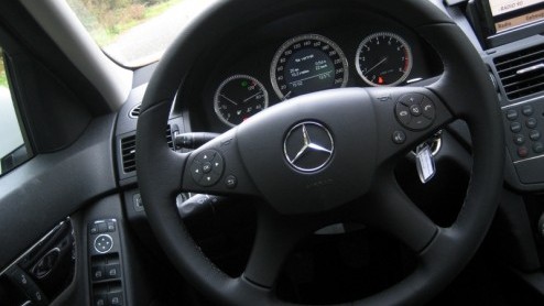 Mercedes introduceerde vorig jaar de nieuwe C-Klasse. Een Benz die meer dynamiek uitstraalt dan voorheen, maar ook zijn comfortabele kanten kent. Onlangs werd het gamma uitgebreid met BlueEFFICIENCY-u