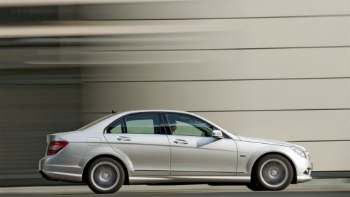 Mercedes is aardig op dreef met het BlueEfficiency programma. De reeks van zuinige modellen bestond al uit de C-Klasse Limousine met diverse benzine- en dieselmotoren onder de kap en daar komt nu de E