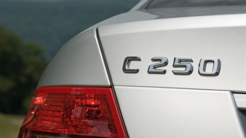 Mercedes is aardig op dreef met het BlueEfficiency programma. De reeks van zuinige modellen bestond al uit de C-Klasse Limousine met diverse benzine- en dieselmotoren onder de kap en daar komt nu de E