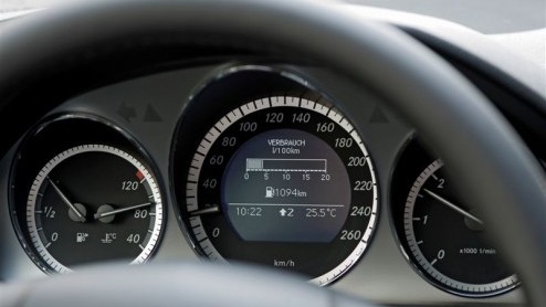 Mercedes is aardig op dreef met het BlueEfficiency programma. De reeks van zuinige modellen bestond al uit de C-Klasse Limousine met diverse benzine- en dieselmotoren onder de kap en daar komt nu de E