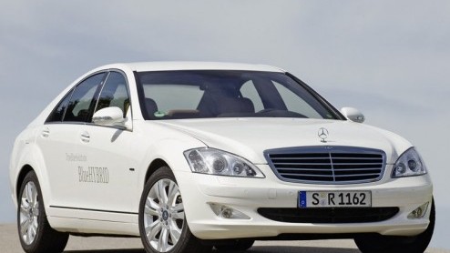 In de zomer van volgend jaar zet Mercedes-Benz de stap naar hybride. Dan wordt namelijk de S400 BlueHybrid gentroduceerd, waarin een 3.5 V6 gecombineerd is met een 20 pk sterke elektromotor. Rijden v