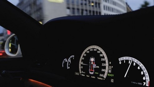 In de zomer van volgend jaar zet Mercedes-Benz de stap naar hybride. Dan wordt namelijk de S400 BlueHybrid gentroduceerd, waarin een 3.5 V6 gecombineerd is met een 20 pk sterke elektromotor. Rijden v