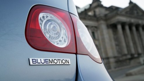 Volkswagen opent de aanval op zuinige modellen met de nieuwe Passat BlueMotion II. De spaarzame diesel-zakensedan krijgt een nieuw common rail hart in het vooronder en wordt zowel zuiniger als potente
