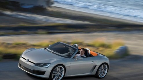 Doe eens gek. Volkswagen presenteert in Detroit de BlueSport Concept, een sportieve compacte roadster met pit. Maar ook een met een laag brandstofverbruik en gunstige emissie-uitstoot.