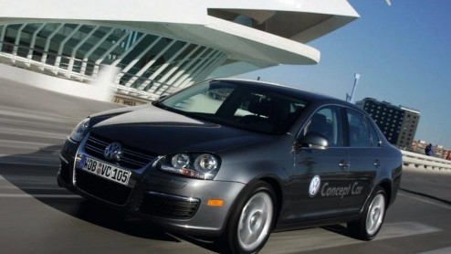 Volkswagen heeft aangekondigd de Jetta BlueTDI in Amerika aan de man te gaan brengen. Deze zomer kunnen de Amerikanen kennismaken met deze zuinige en vooral schone middenklasser. Dankzij een innovatie