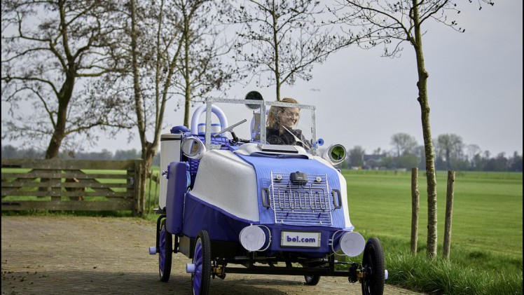 Om haar 18e verjaardag eens goed te vieren introduceert Bol.com haar eigen volledig elektrische auto. De auto is zelfs per direct te bestellen.