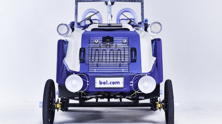 Om haar 18e verjaardag eens goed te vieren introduceert Bol.com haar eigen volledig elektrische auto. De auto is zelfs per direct te bestellen.