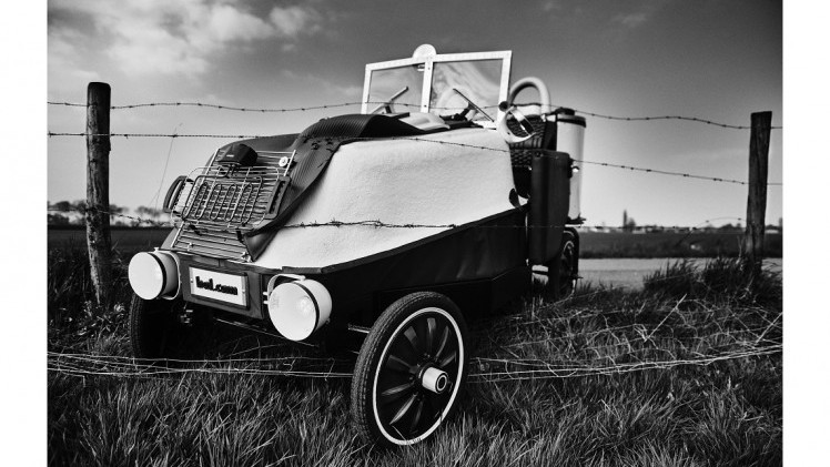 Om haar 18e verjaardag eens goed te vieren introduceert Bol.com haar eigen volledig elektrische auto. De auto is zelfs per direct te bestellen.