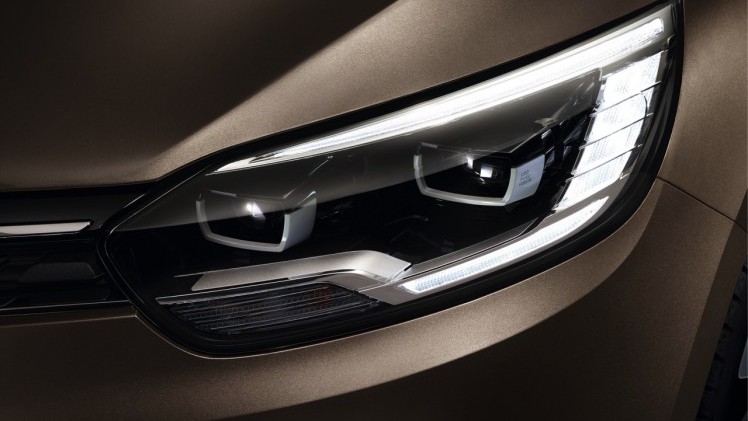 De Renault Grand Scenic is weer in het nieuw gestoken. Hij is groter dan zijn voorganger, maar ook zuiniger en leverbaar met two-tone lak. De levering start in het najaar van 2016.