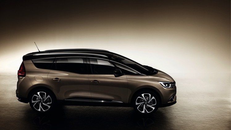De Renault Grand Scenic is weer in het nieuw gestoken. Hij is groter dan zijn voorganger, maar ook zuiniger en leverbaar met two-tone lak. De levering start in het najaar van 2016.