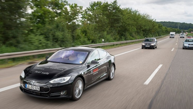 TomTom en Bosch ontwikkelen nauwkeurige kaartdata om de zelfrijdende auto vanaf 2020 veilig autonoom te laten rijden.