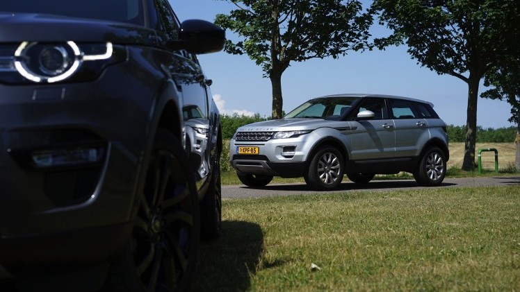 Getekend door dezelfde man, aangedreven door dezelfde motoren en gebouwd op hetzelfde platform. De Land Rover Discovery Sport en de Range Rover Evoque zijn ook nog eens vergelijkbaar geprijsd.