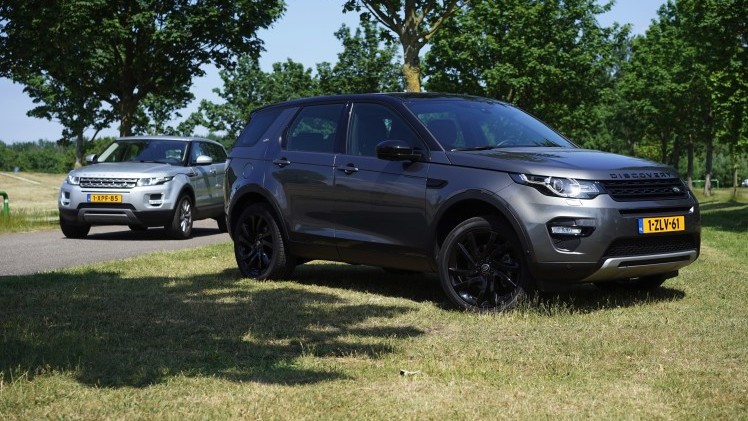 Getekend door dezelfde man, aangedreven door dezelfde motoren en gebouwd op hetzelfde platform. De Land Rover Discovery Sport en de Range Rover Evoque zijn ook nog eens vergelijkbaar geprijsd.
