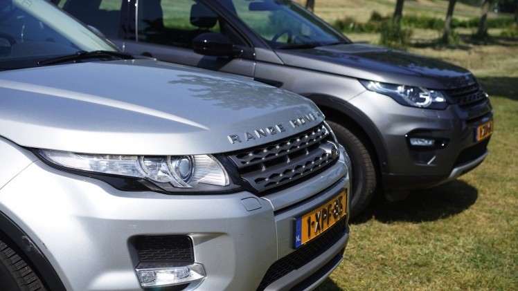 Getekend door dezelfde man, aangedreven door dezelfde motoren en gebouwd op hetzelfde platform. De Land Rover Discovery Sport en de Range Rover Evoque zijn ook nog eens vergelijkbaar geprijsd.