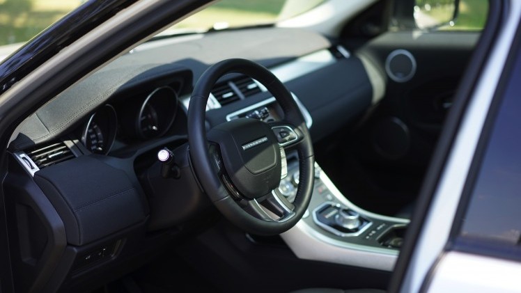 Getekend door dezelfde man, aangedreven door dezelfde motoren en gebouwd op hetzelfde platform. De Land Rover Discovery Sport en de Range Rover Evoque zijn ook nog eens vergelijkbaar geprijsd.