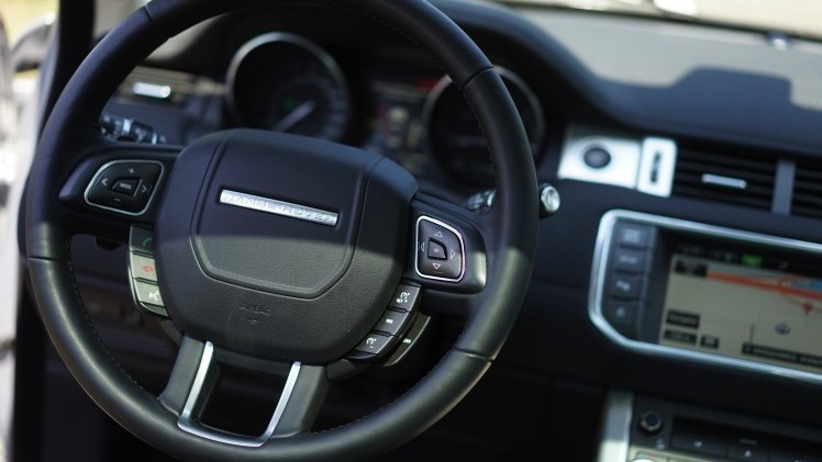 Getekend door dezelfde man, aangedreven door dezelfde motoren en gebouwd op hetzelfde platform. De Land Rover Discovery Sport en de Range Rover Evoque zijn ook nog eens vergelijkbaar geprijsd.