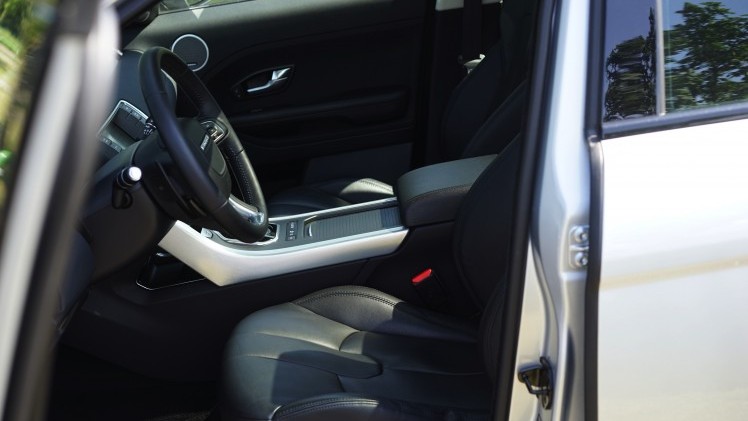 Getekend door dezelfde man, aangedreven door dezelfde motoren en gebouwd op hetzelfde platform. De Land Rover Discovery Sport en de Range Rover Evoque zijn ook nog eens vergelijkbaar geprijsd.