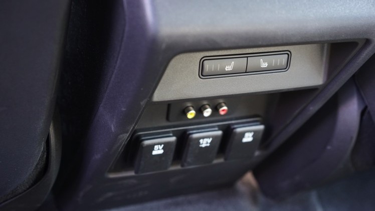 Getekend door dezelfde man, aangedreven door dezelfde motoren en gebouwd op hetzelfde platform. De Land Rover Discovery Sport en de Range Rover Evoque zijn ook nog eens vergelijkbaar geprijsd.