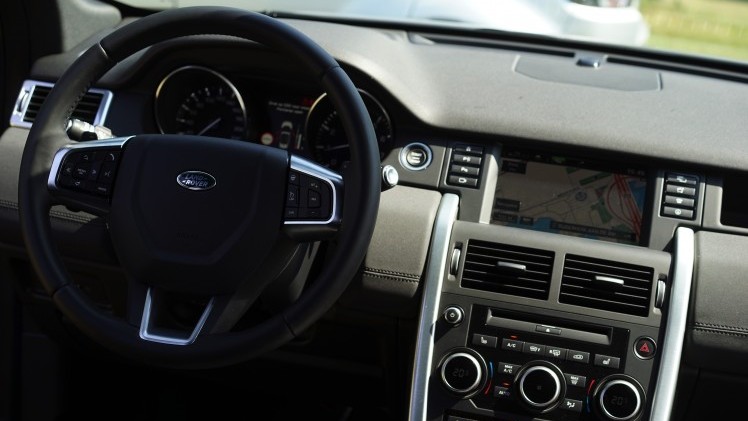 Getekend door dezelfde man, aangedreven door dezelfde motoren en gebouwd op hetzelfde platform. De Land Rover Discovery Sport en de Range Rover Evoque zijn ook nog eens vergelijkbaar geprijsd.