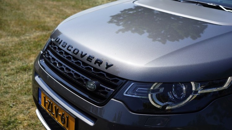 Getekend door dezelfde man, aangedreven door dezelfde motoren en gebouwd op hetzelfde platform. De Land Rover Discovery Sport en de Range Rover Evoque zijn ook nog eens vergelijkbaar geprijsd.