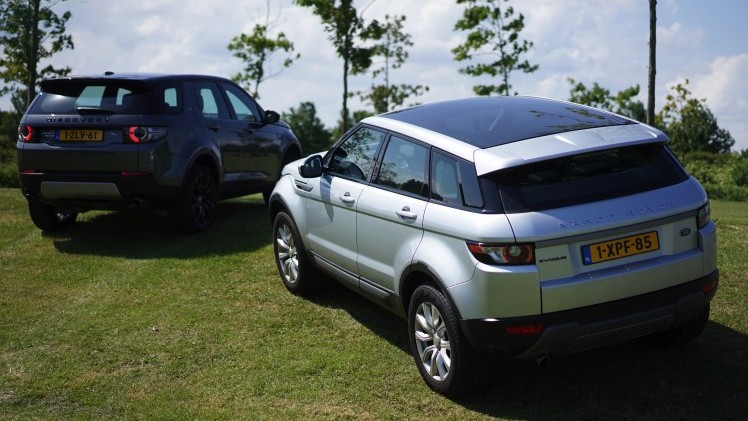 Getekend door dezelfde man, aangedreven door dezelfde motoren en gebouwd op hetzelfde platform. De Land Rover Discovery Sport en de Range Rover Evoque zijn ook nog eens vergelijkbaar geprijsd.