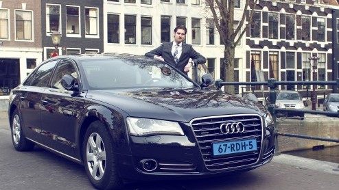 Uber priv-chauffeur service verboden in Brussel op last van Rechtbank. EU-Commissaris Neelie Kroes is woedend en beschuldigt Brussel van kartelvorming.