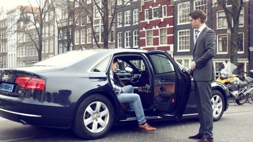 Uber priv-chauffeur service verboden in Brussel op last van Rechtbank. EU-Commissaris Neelie Kroes is woedend en beschuldigt Brussel van kartelvorming.