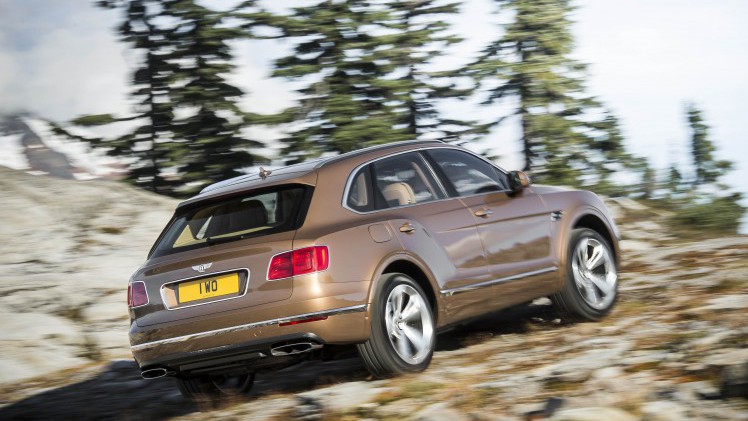 Vanafprijs Bentley Bentayga bekend gemaakt. De 6.0 W12 kost minimaal 282.000 euro en de eerste leveringen vinden plaats in 2016.