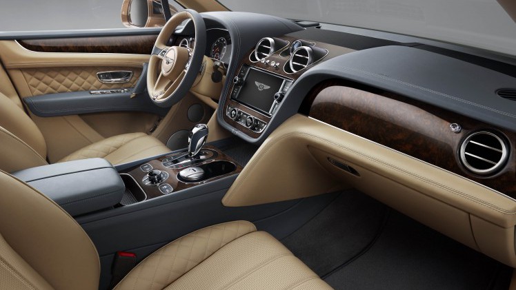 Vanafprijs Bentley Bentayga bekend gemaakt. De 6.0 W12 kost minimaal 282.000 euro en de eerste leveringen vinden plaats in 2016.